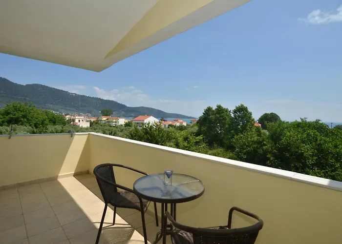 Iris Maisonettes And Apartament *